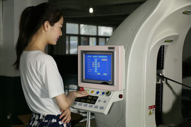 Srebrna maszyna do terapii dekompresyjnej z komputerem z ekranem dotykowym